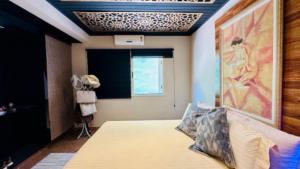 a bedroom with a bed and a painting on the ceiling at Hotel dos Príncipes - Guarujá in Guarujá +33 photos