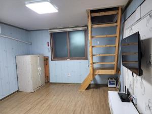 a room with a room with a ladder in it at Daecheon Sodam pension in Boryeong +2 photos