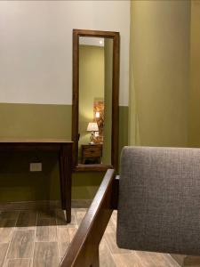 a mirror in a waiting room with a chair at Casa Hidalgo in Ciudad Hidalgo
