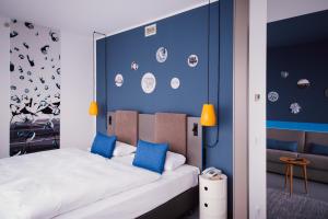 Ein Bett oder Betten in einem Zimmer der Unterkunft Vienna House Easy by Wyndham Berlin Prenzlauer Berg