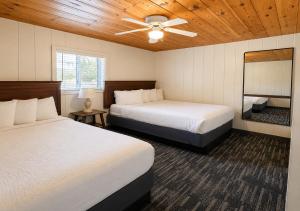 a bedroom with two beds and a ceiling fan at Depe Dene Lakeside Resort in Lake George +91 photos