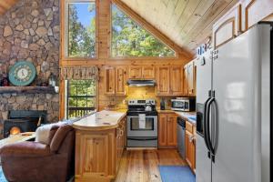 eine Küche mit Holzschränken und einem Kühlschrank in der Unterkunft The Dream Maker in Blue Ridge + 58 Fotos