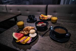 ein Tisch mit einem Teller Essen und einer Tasse Kaffee in der Unterkunft Skuggi Hotel by Keahotels in Reykjavík