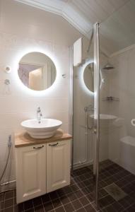 a bathroom with a sink and a shower at Woikoski Feeling - Kirjokiven Kartano in Joutsenlahti +33 photos