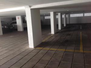 un garaje vacío con columnas blancas y un estacionamiento en Apartamento Água Azul, en João Pessoa