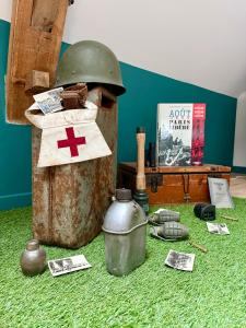 a room with a pot and a helmet on the floor at Comme en 40 in La Lande-sur-Drôme