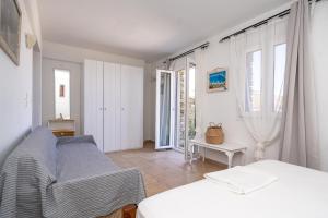 a bedroom with a bed and a window and a bed at Popis Home in Faros