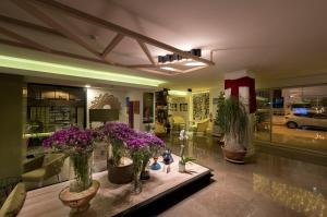 una habitación con un montón de plantas y flores en ella en Nun Hotel, en Antalya