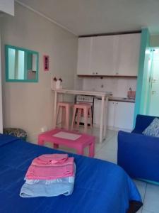 a room with a bed and a table and a kitchen at Luminoso monoambiente con cochera propia dentro del edificio in La Plata