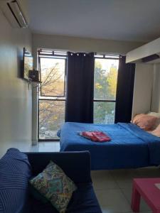 a bedroom with two beds and a window at Luminoso monoambiente con cochera propia dentro del edificio in La Plata