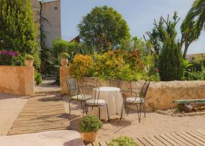 a table and chairs in a garden with plants at Casa Mona, Turismo de Interior in Llubí