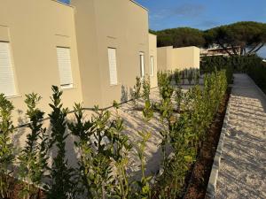 a garden with plants in front of a building at Residence Niko 5 Pomezia in Pratica di Mare