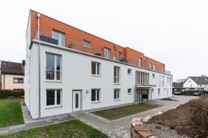 an exterior view of a white building at Neu & modern - hej homes mit kostenfreiem Parken in Bad Kissingen