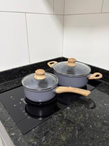 two pots on top of a stove in a kitchen at Residencial Bom Sossego Apto 01 in Itabuna