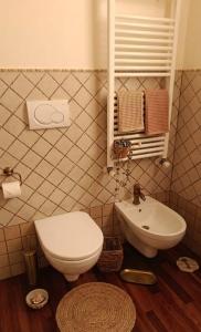 a bathroom with a toilet and a sink at Il Nido di Zia Mina in Formia