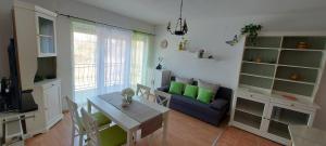 a living room with a couch and a table at Katica Apartman in Kehidakustány
