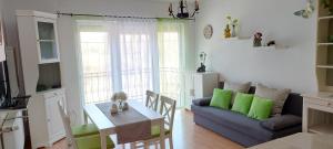 a living room with a couch and a table at Katica Apartman in Kehidakustány