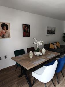 a living room with a wooden table and chairs at Nice downtown apartment Veracruz in Veracruz
