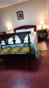 a bedroom with two beds and a table at Casa Mirita in Cajamarca