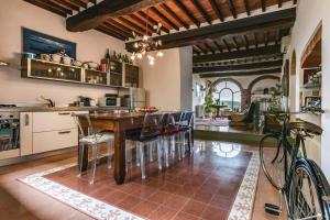 a kitchen with a wooden table and chairs at Casa Marelli in Castelmuzio