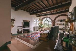 a large living room with a table and a fireplace at Casa Marelli in Castelmuzio