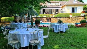 a group of tables and chairs with wine glasses at Ma chaumiere in Les Cammazes