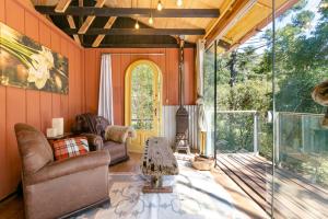 a living room with a couch and a table at Cabana Paiol de Baixo in Curitiba
