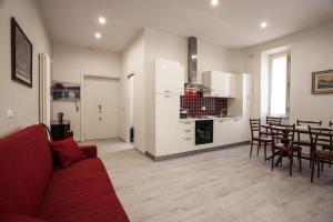 ローマにあるVatican Luxury Houseのリビングルーム(赤いソファ付)、キッチン