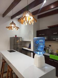 a blue bowl on a counter in a kitchen at Hospedaje Atardeceres in San Fernando del Valle de Catamarca