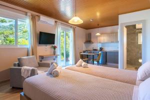 a hotel room with two beds and a kitchen at Siora Maria in Argostoli
