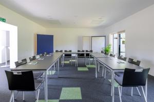ein Konferenzraum mit langen Tischen und Stühlen in der Unterkunft Hotel Ottenstein - Das Wohlfühlhotel in Rastenfeld + 82 Fotos