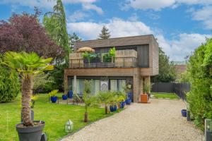 a house with a lot of plants in the yard at Suite Riad Luxe avec jacuzzi proche Disney in Nanteuil-lès-Meaux