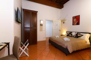 a bedroom with a bed and a table and a desk at Dimora Cavour 1810 in Civitavecchia