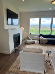 a living room with a fireplace and a tv at The Llama Lane House in Yakima