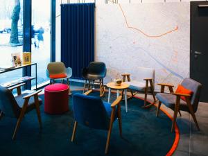 Ein Sitzbereich in der Unterkunft Vienna House Easy by Wyndham Berlin Prenzlauer Berg