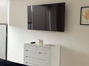a white dresser with a mirror on a wall at Exclusivo Apartamento Céntrico con Terraza Privada in Sogamoso