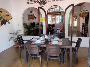 a dining room with a table and chairs at Casa Rotario Honda in Honda