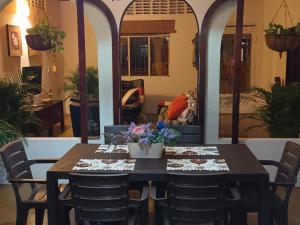 a wooden table with flowers on top of it at Casa Rotario Honda in Honda +5 photos