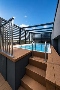 a balcony with a plunge pool on a building at Slovianka Residence - strefa spa oraz darmowy parking! in Łódź