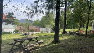 ein hölzerner Picknicktisch und eine Bank in einem Park in der Unterkunft Quinta do Plaino in Mões