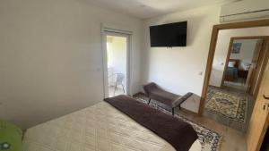 ein Schlafzimmer mit einem Bett, einem Spiegel und einem Stuhl in der Unterkunft Quinta do Plaino in Mões + 9 Fotos