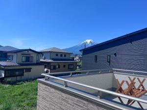 a view from the roof of a house with a mountain in the background at にじいろ邸2階 in Fujiyoshida