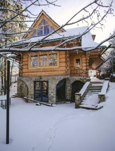 ザコパネにあるZakopane Bestの雪の中の丸太小屋
