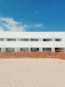 a building on the beach with a volleyball net at Las Negras Olivencia Natural in Las Negras +24 photos