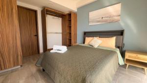 a bedroom with a bed in a room at Grandeza by Palms Boca del Río in Boca del Río