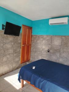 ein Schlafzimmer mit Bett, Fernseher und Fenster in der Unterkunft Hotel Chaac Calakmul in Xpujil + 47 Fotos