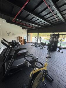 a gym with several treadmills and exercise bikes at Hotel Rioverde Loft cerca De Aeropuerto Jmc in Rionegro