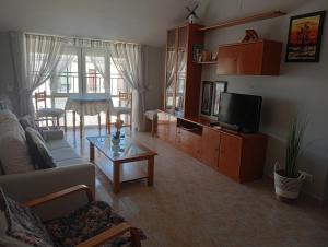 a living room with a couch and a tv at Apartamento manchego Macrina in Villarta de San Juan