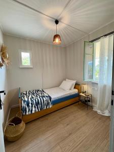 ein Schlafzimmer mit einem Bett in der Ecke des Zimmers in der Unterkunft Linos Cottage in Pouláta