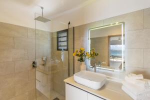 a bathroom with a sink and a shower at Résidence AMARILLO Vue mer exceptionnelle face à Saint-Barthélémy in Cul de Sac +82 photos